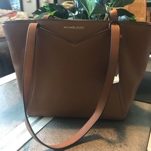 Excellent Micheal Kors shoulder bag. Barely used.
